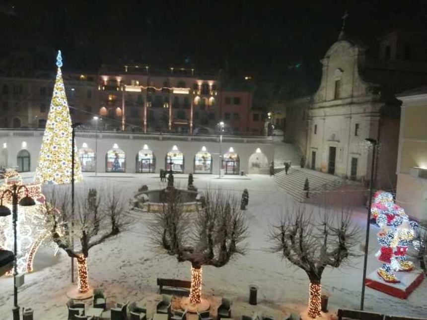 Altri Comuni A Castel Di Sangro Allestito Albero Di Metri In Piazza