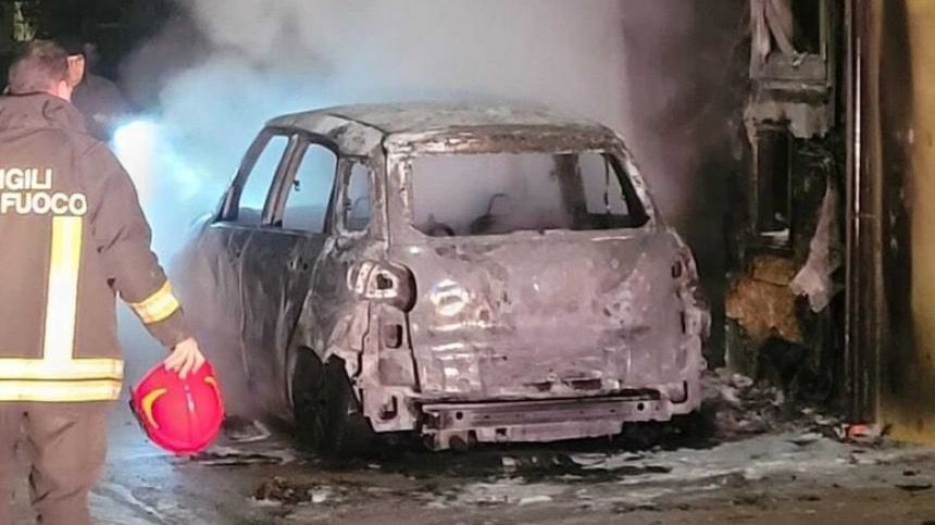 Altri Comuni Auto Va A Fuoco E Le Fiamme Raggiungono Unabitazione