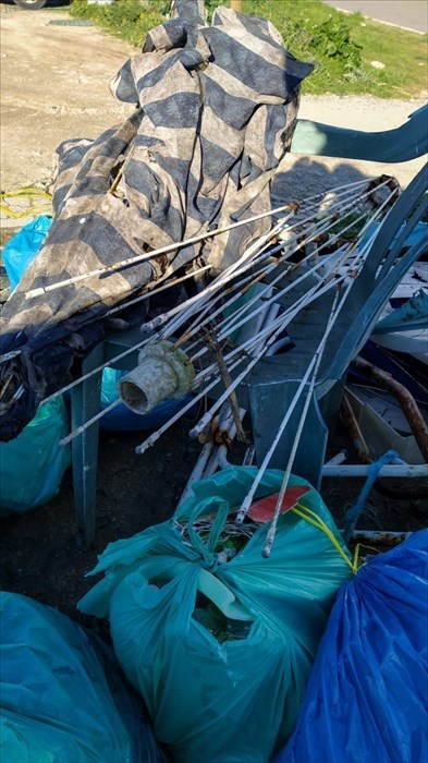 Giovani vastesi raccolgono rifiuti sulla spiaggia di Casarza: "Ognuno faccia la sua parte"