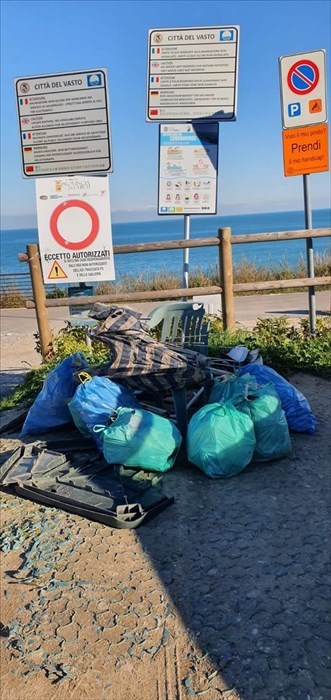 Giovani vastesi raccolgono rifiuti sulla spiaggia di Casarza: "Ognuno faccia la sua parte"