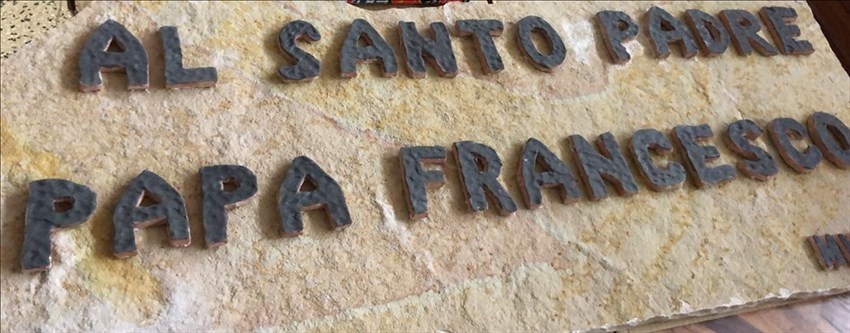 Gigantografie di Papa Francesco e gruppo scultoreo alla rotonda di San Timoteo