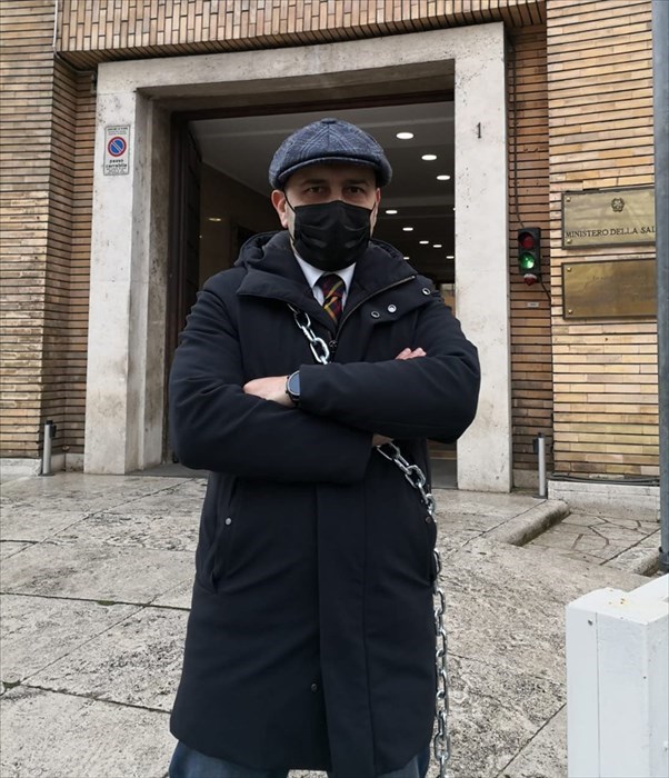 Fabrizio Ortis (M5S) in catene davanti al Ministero della Salute