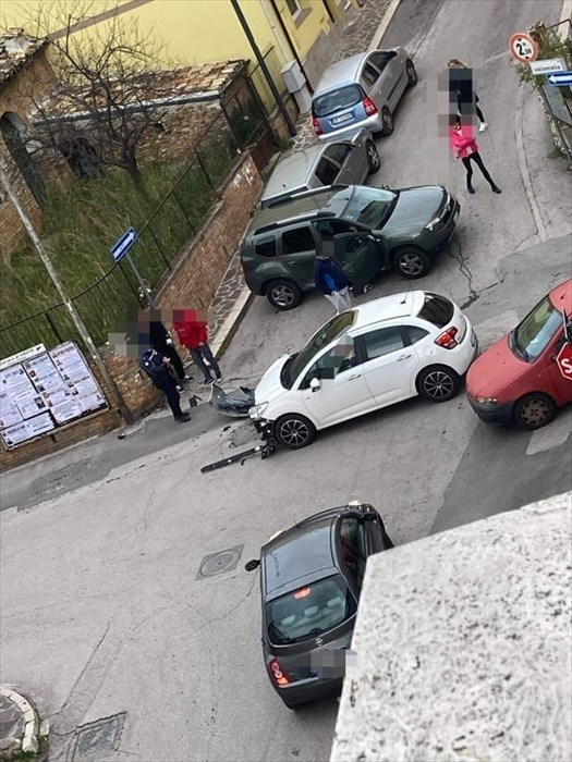 Incidente tra due auto in via Valloncello, residenti: "Sia messo in sicurezza l'incrocio"