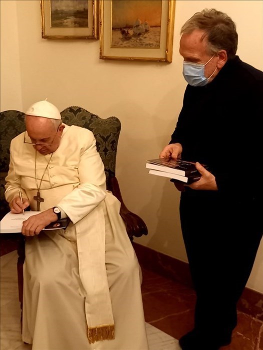 In dono a Papa Francesco il libro di Oscar De Lena su San Timoteo, la dedica del Pontefice