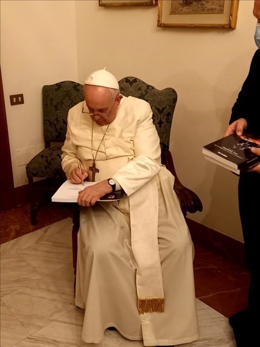 In dono a Papa Francesco il libro di Oscar De Lena su San Timoteo, la dedica del Pontefice