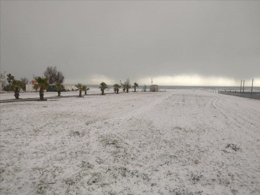 Cade la prima neve della stagione a Vasto, dal centro alla Marina
