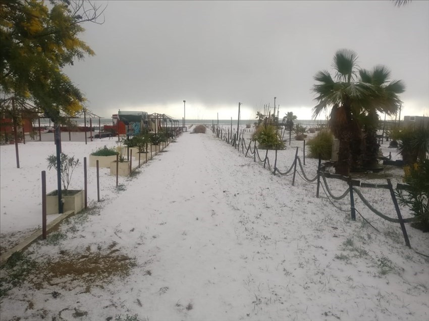 Cade la prima neve della stagione a Vasto, dal centro alla Marina