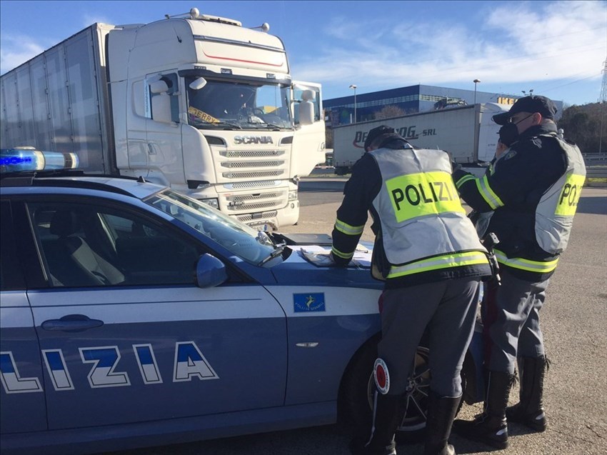 Controlli dall'alto della Polizia in Abruzzo e Molise, contestate 114 violazioni