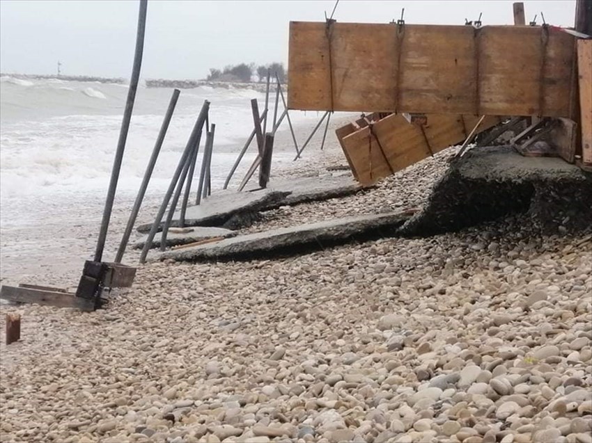 "Cantiere sulla spiaggia a Fossacesia, il mare demolisce il cemento"