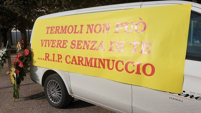 L'ultimo saluto a Carminuccio D'Angelo: «Hai fatto ride sta città. Buon viaggio capo Ultrà»