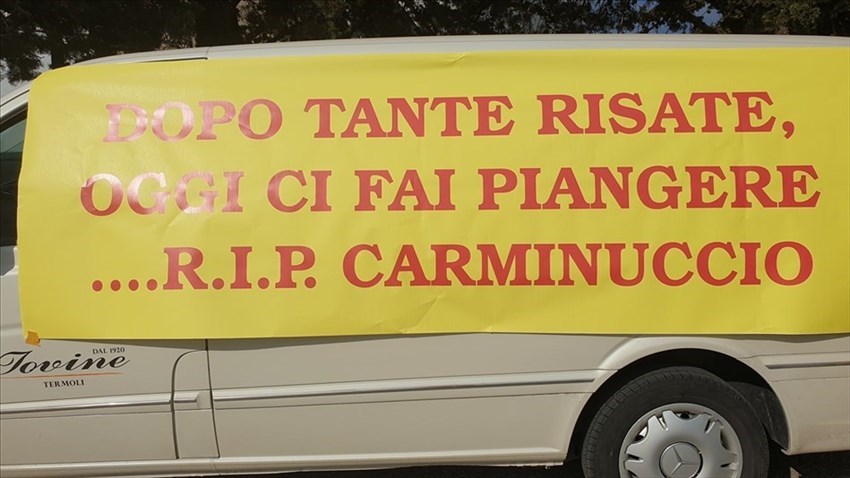 L'ultimo saluto a Carminuccio D'Angelo: «Hai fatto ride sta città. Buon viaggio capo Ultrà»