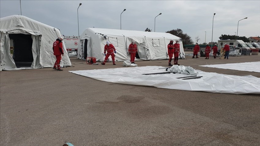 Ospedale da campo: le operazioni di allestimento della Croce Rossa al San Timoteo
