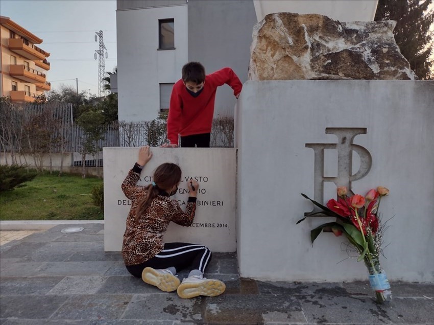 I ragazzi della Spataro e della Paolucci ritoccano le scritte del monumento ai Carabinieri caduti