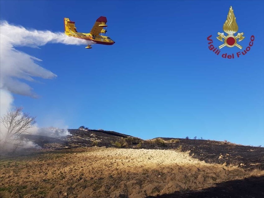 Incendio di macchia mediterranea: in volo il Canadair