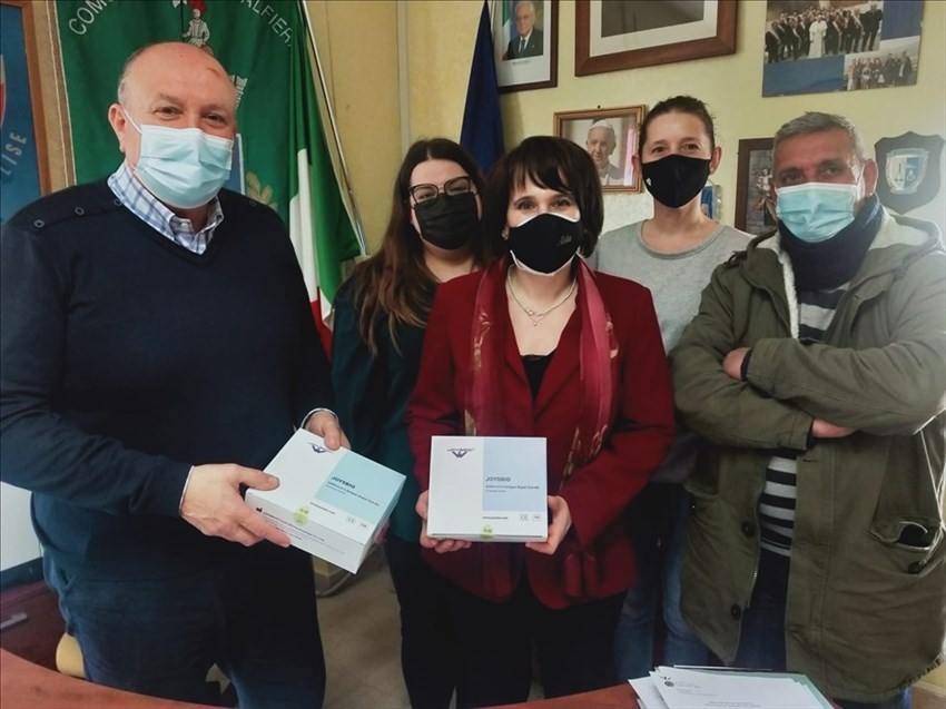 ​Covid, la consigliera regionale Aida Romagnuolo consegna centinaia di tamponi ai sindaci