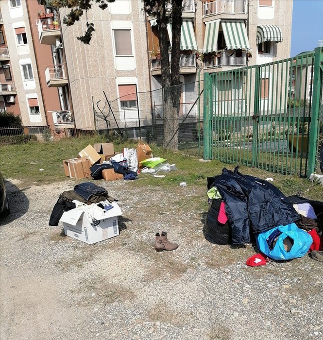 L'abbandono di cartoni e vestiti nel quartiere Sant'Alfonso a Termoli