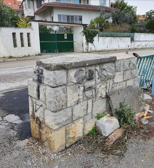 ​"Muretti ancora pericolosi in via Santa Lucia e si aggiungono i resti dei lavori per la fibra"