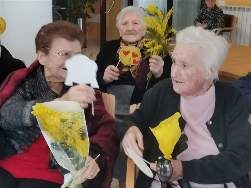 Mimose, fiori di carta e sorrisi agli anziani: "Ora ne hanno tanto bisogno"