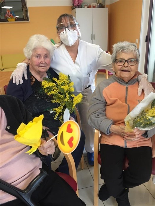 Mimose, fiori di carta e sorrisi agli anziani: "Ora ne hanno tanto bisogno"