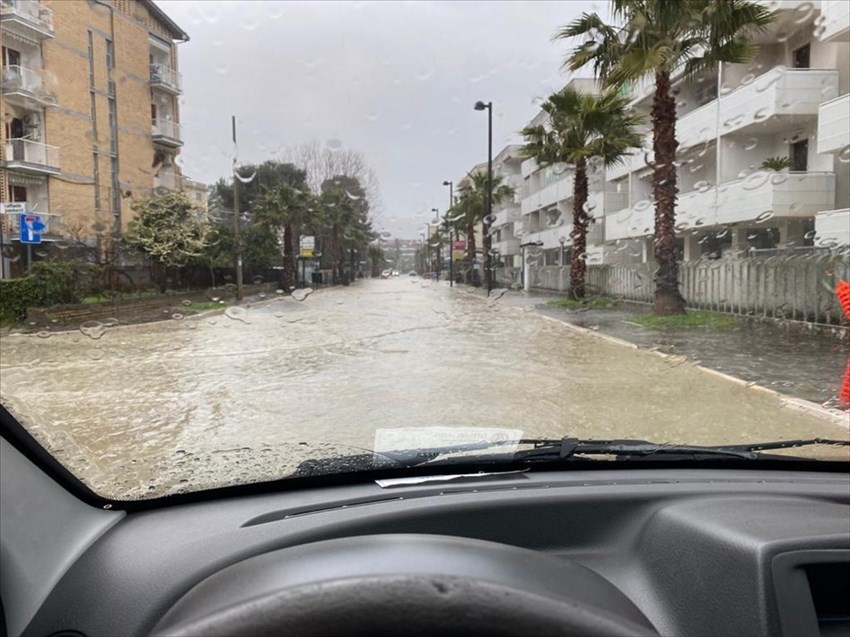 Maltempo, allagamenti a Vasto Marina e voragine in via Incoronata