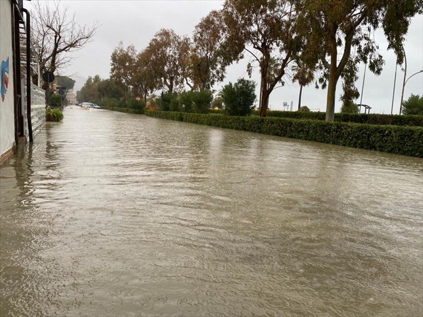 Maltempo, allagamenti a Vasto Marina e voragine in via Incoronata