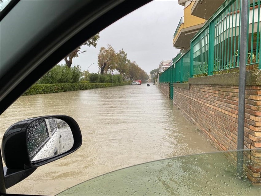 Maltempo, allagamenti a Vasto Marina e voragine in via Incoronata