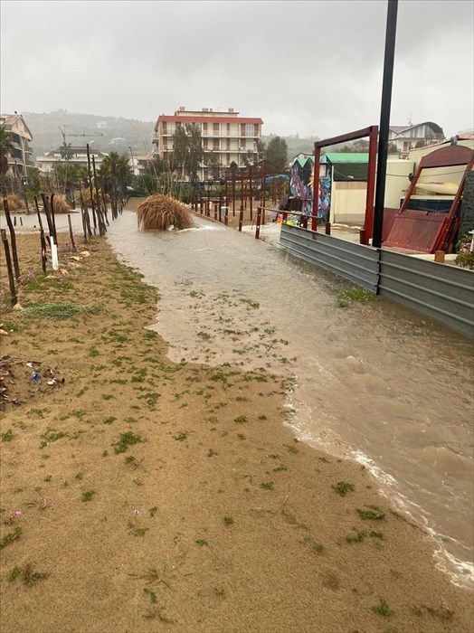 Maltempo, allagamenti a Vasto Marina e voragine in via Incoronata