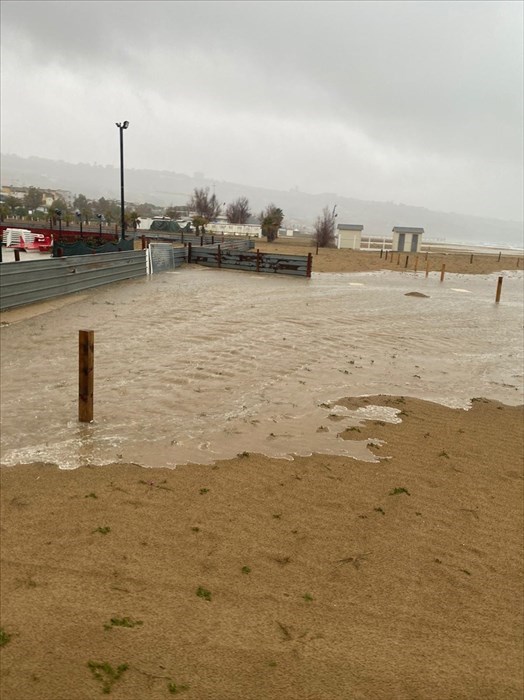 Maltempo, allagamenti a Vasto Marina e voragine in via Incoronata