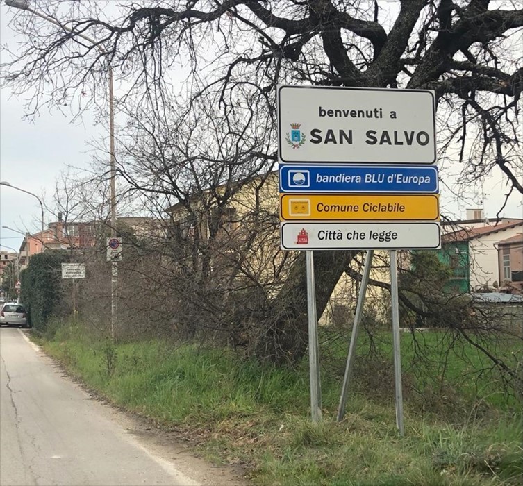 Nuovi cartelli di benvenuti a San Salvo: "Bandiera Blu, Comune ciclabile e Città che legge"