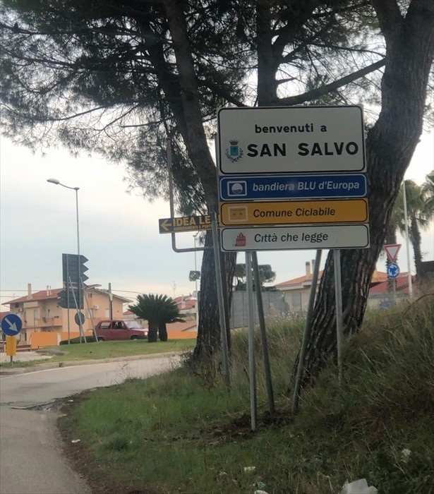 Nuovi cartelli di benvenuti a San Salvo: "Bandiera Blu, Comune ciclabile e Città che legge"