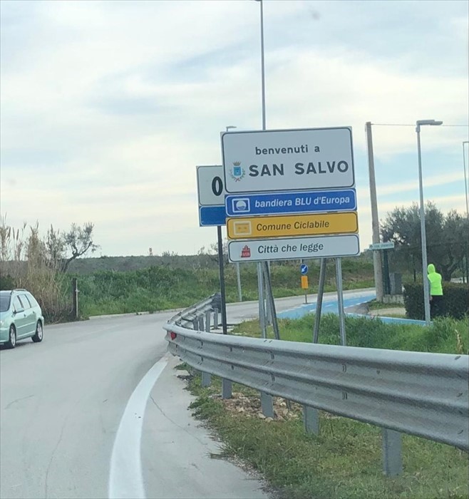 Nuovi cartelli di benvenuti a San Salvo: "Bandiera Blu, Comune ciclabile e Città che legge"