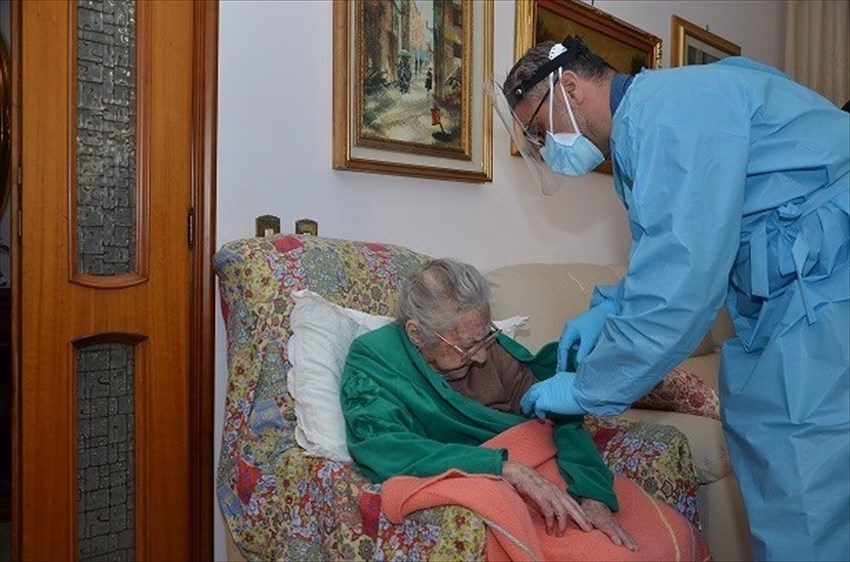 In Molise somministrato il vaccino a una donna di 107 anni