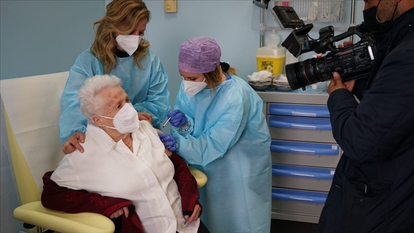 Covid-19, nonna di 103 anni vaccinata a San Vito