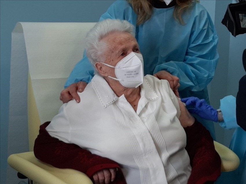Covid-19, nonna di 103 anni vaccinata a San Vito