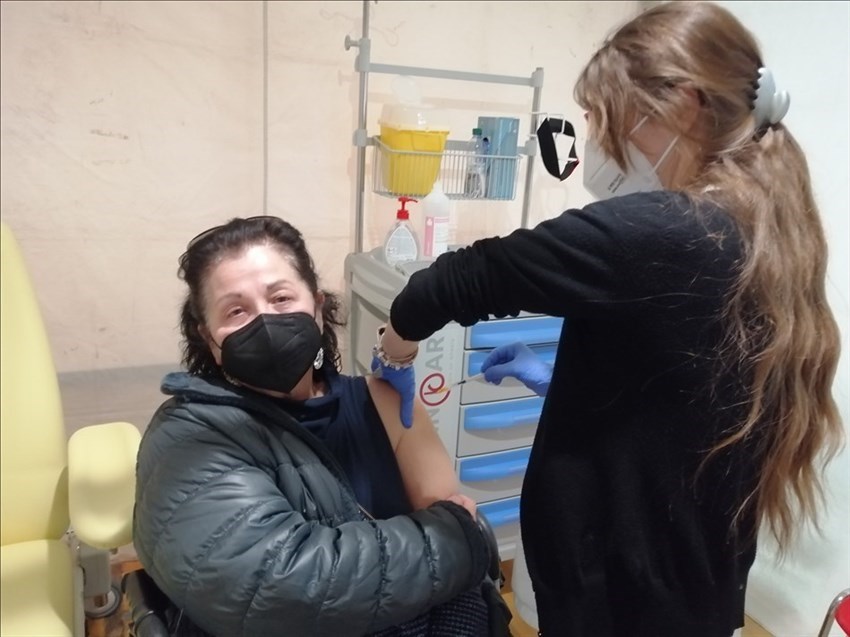 Vaccinazione di massa, primo giorno a Vasto: "Non vedo l'ora di abbracciare figli e nipoti"