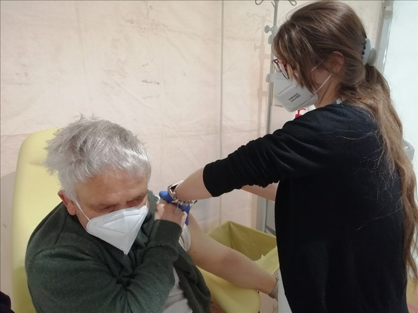Vaccinazione di massa, primo giorno a Vasto: "Non vedo l'ora di abbracciare figli e nipoti"