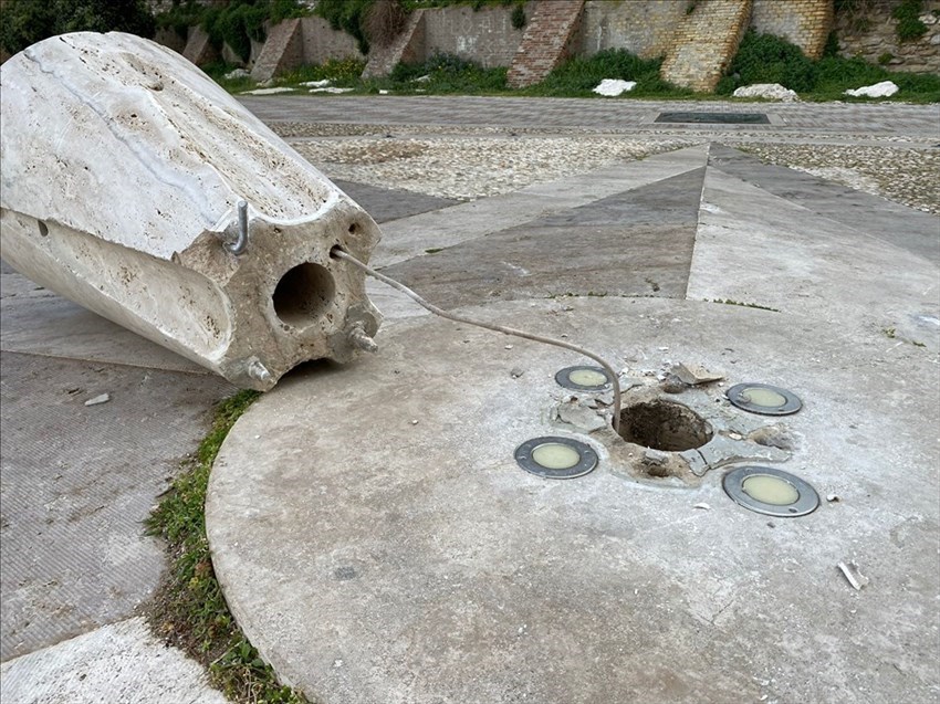 Bussola divelta a Piè di Castello ancora una volta, maledetti vandali!