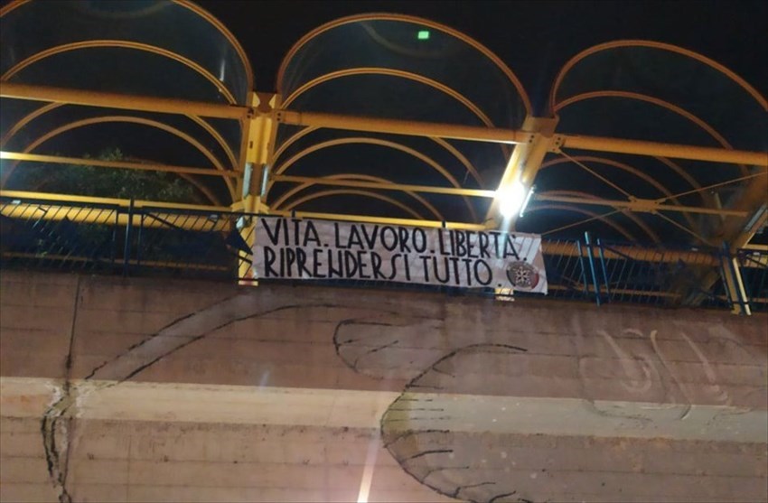 CasaPound, striscioni in Abruzzo e Molise contro le restrizioni: «Riprendersi tutto»