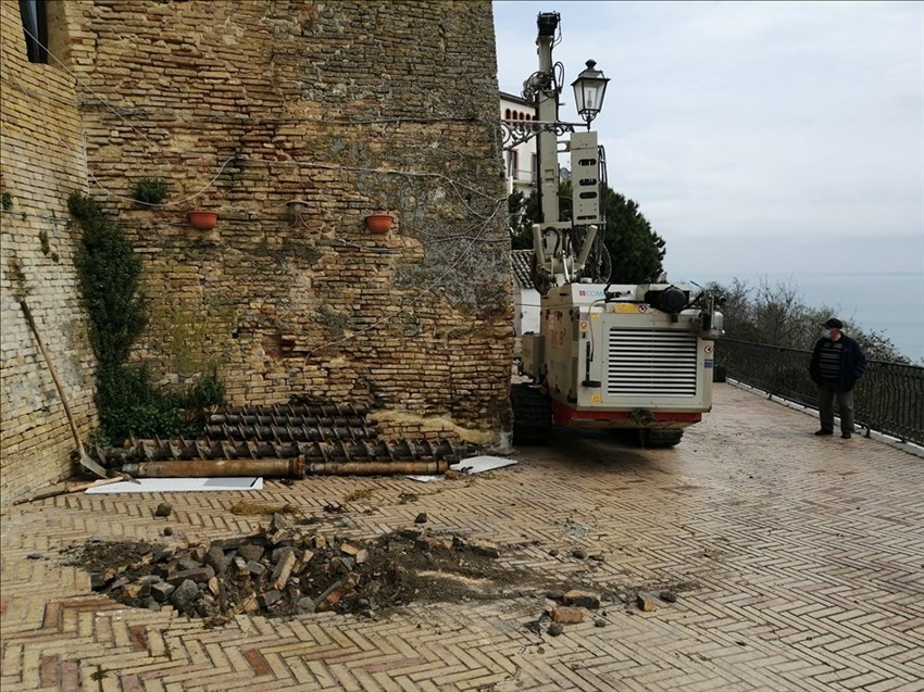 Loggia Amblingh: Gru di 50 metri a lavoro, passaggio interdetto fino a inizio giugno