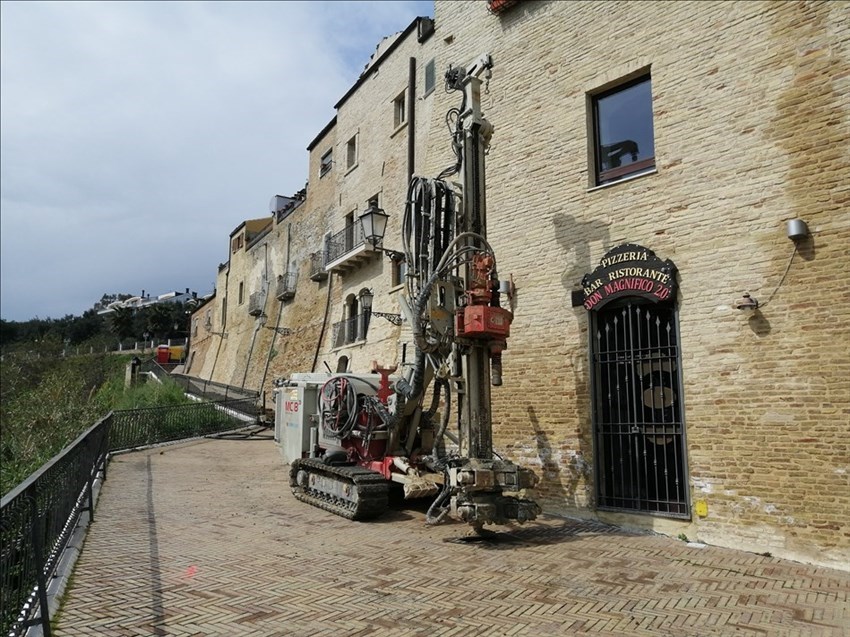 Loggia Amblingh: Gru di 50 metri a lavoro, passaggio interdetto fino a inizio giugno