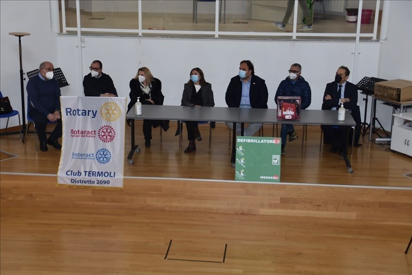 Rotary club Termoli dona un defibrillatore all'istituto comprensivo Brigida.