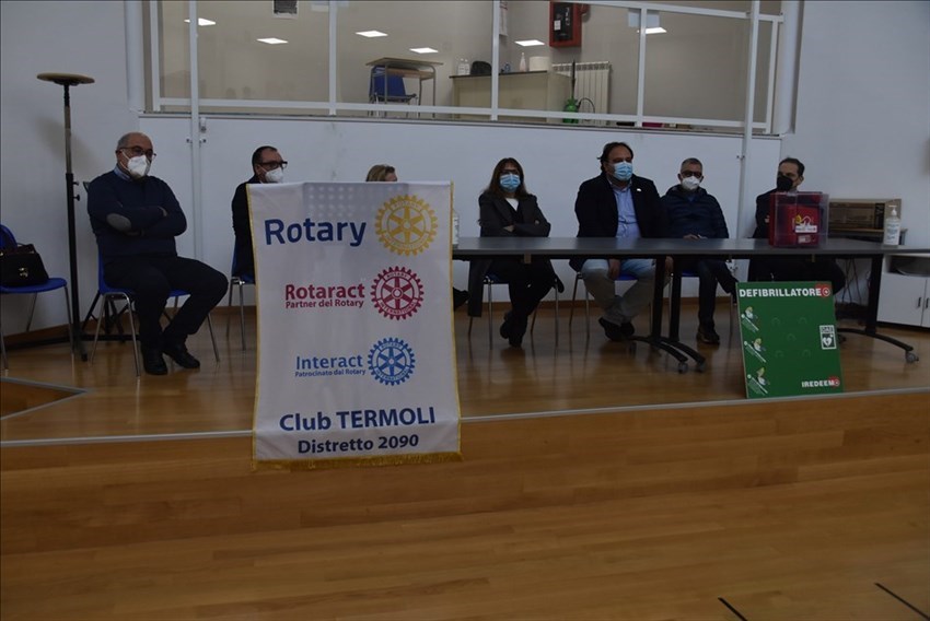 Rotary club Termoli dona un defibrillatore all'istituto comprensivo Brigida.