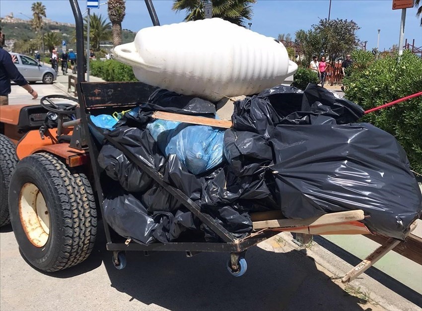 Volontari in azione per ripulire Vasto Marina: "Situazione migliorata rispetto a 2 anni fa"