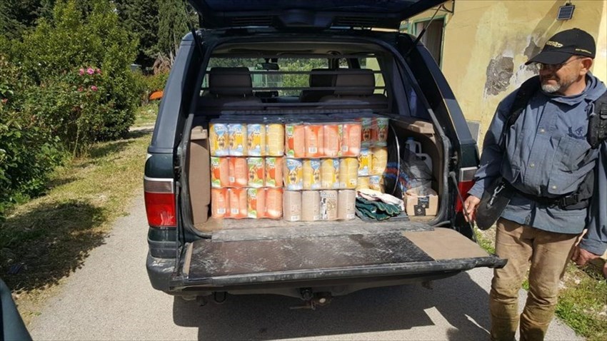 Residenti di Colle Macchiuzzo donano 250 euro di scatolette per le maremmane Bianca e Bella