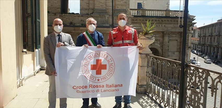Consegnata la Bandiera della Croce Rossa Italiana al sindaco di Lanciano