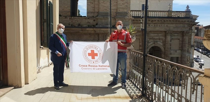 Consegnata la Bandiera della Croce Rossa Italiana al sindaco di Lanciano