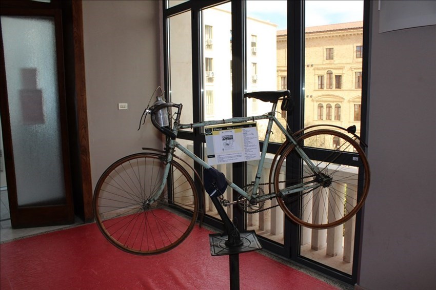Giro d'Italia a Termoli: in municipio la mostra di biciclette antiche