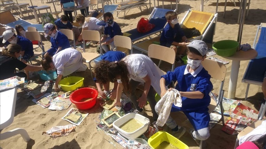 Piccoli studenti tornano a scuola in spiaggia grazie ad “Insabbiamenti”