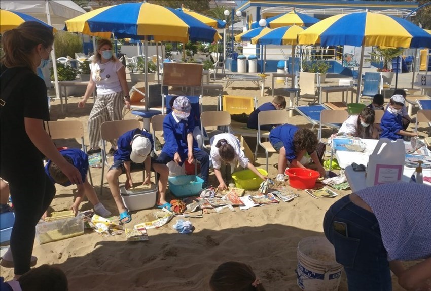 Piccoli studenti tornano a scuola in spiaggia grazie ad “Insabbiamenti”