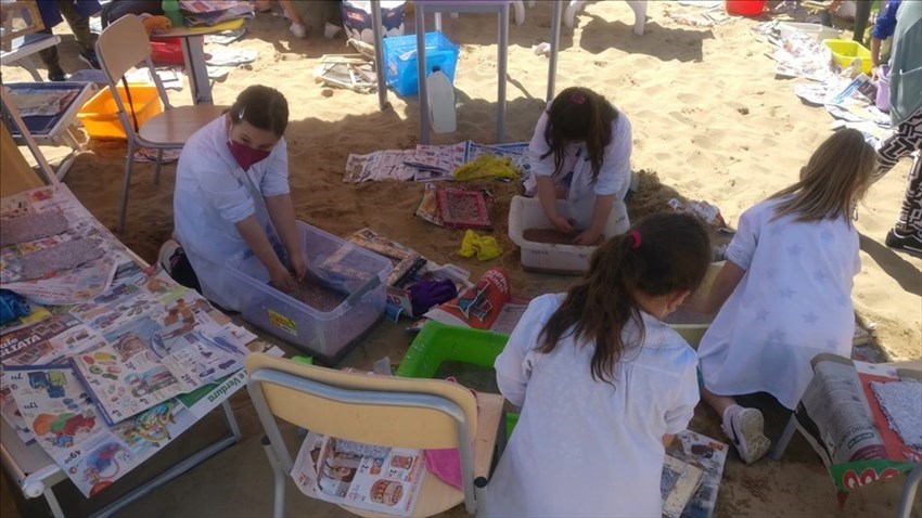 Piccoli studenti tornano a scuola in spiaggia grazie ad “Insabbiamenti”